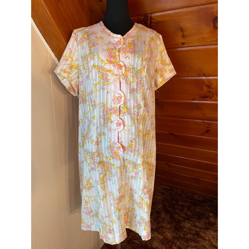 Vintage 60s Lightweight Nightgown w/ Floral & Gold Birdhouse Embellishment sz M